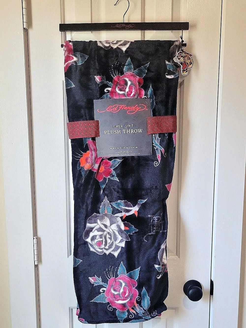 Ed Hardy Super Soft Plush Throw Roses Black & Red